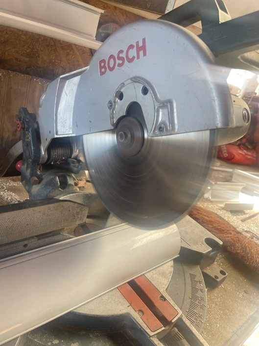 Corte frontal de perfiles de aluminio